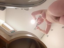 Adolescente rubia tetona cambia en cámara oculta (falso) (18+)