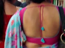 Tía nepalí sexy con blusa abierta