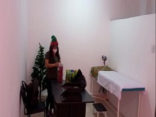 LA ENFERMERA SE Pilla EN EL HOSPITAL DECORANDO EL CONSULTORIO Y PONiéndose SUPER SEXY Y CALIENTE