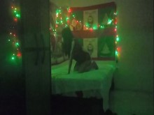 QUERÍA HACER PORNO CASERO PERO NO TENÍA NADA CON QUE GRABAR, ASÍ QUE USÉ UNA CÁMARA VIEJA PARA GRABARME DESNUDA EN NAVIDAD