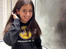 Linda chica en una fiesta sugirió sexo en el balcón mientras su novio no miraba