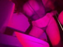 Me follo a la hermanastra de BigTits después de graduarme de la escuela en el baño y me corro en sus grandes tetas