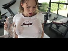 PEQUEÑA ADOLESCENTE ASIÁTICA SUDADERA ENTRENAMIENTO EN EL GIMNASIO SE CONVIERTE EN FOLLADA DURO