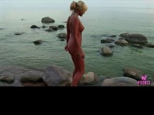 ¡Marleny está jugando con sus turgentes tetas y su coño cachondo en la playa! ¡Lena M, de tetas grandes, también le encanta jugar con su coño y muslos cachondos!