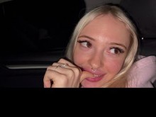 Dulce rubia en la carretera. sexo en el coche