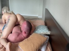 Caricias románticas de una pareja enamorada