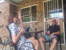 La masturbación mutua con la esposa de mi vecino se convierte en un creampie al aire libre