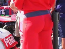 Culo brasileño en mallas en la pista de carreras