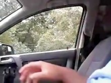 Hombre sentado en el auto mostrando su polla a una chica que pasaba