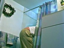 Morena ducha espiando