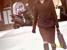 A una MILF de negocios le robaron la falda mientras regresaba a casa del trabajo