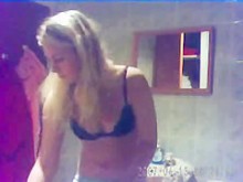 2 chicas atrapadas en el baño