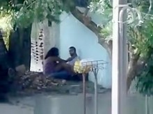 Sexo en público en la acera