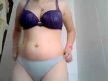 Chica vestida de policía usa un consolador y se desnuda