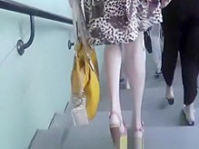 Rubia de pelo largo piernas sexy upskirt (falso)