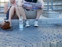 mira debajo de la falda