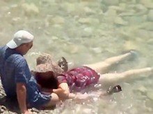 Madura vestida se la chupa a su marido