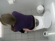 espía a una universitaria en el baño