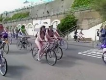 Imágenes raras del mundo en bicicleta desnudo
