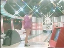 Vídeo de televisión upskirt (falso) con dos chicas increíblemente sexys