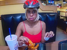 Msnovember comiendo comida real y hablando con su mejor amigo sobre World Of Warcraft en un restaurante público, mostrando sus grandes tetas naturales con pezones hinchados y areolas grandes, apretando sus senos con fuerza y ​​​​algunos ángulos de falda, 