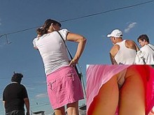 MILF morena flaca en la bonita escena upskirt (falsa)