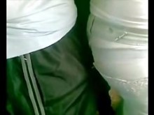 Por alguna razón, la mayoría de las chicas simplemente no pueden decir que no a estar encoxadas.