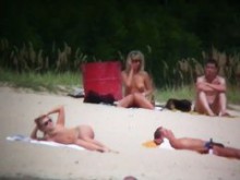 Rubia tetona playa nudista MILF espiada por un
