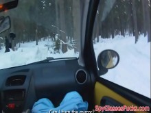 Nena recogida monta una polla en una cámara espía al aire libre