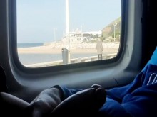 Paja arriesgada en el coche mientras la gente mira