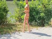 AL AIRE LIBRE CASI ATRAPADA EN PARQUE PÚBLICO UNA MUJER SOLITARIA