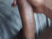 mira como el solitario harperd masturba su enorme polla hasta exprimir todo su semen