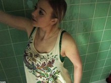 Rubia pervertida se moja toda en un vídeo de blusa gratis