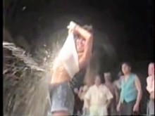 Chicas enlatadas mostrando tetas y culos desnudos en el festival de la ciudad