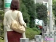 Milf asiática caliente abusada inesperadamente de la falda en público