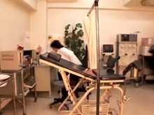 Sexy yum-yum dedos por ginecólogo asiático en película