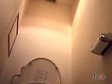 Bimbos japoneses orinando en el baño