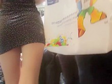 Upskirt (falso) de adorable adolescente entre la multitud (18+)