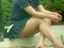 Upskirt sincero (falso) con una chica tetona con una falda diminuta