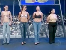 Amateurs modelan sujetadores y bragas en la televisión española