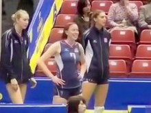 Bellezas del voleibol con sus pantalones cortos ceñidos