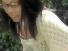 Mujer asiática se mea en bragas