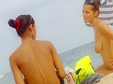 Video de grandes tetas naturales en la playa en topless