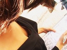 Downblouse a la caza de pezones sabrosos.