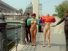 Esclavos alemanes exhibiéndose en la vía pública