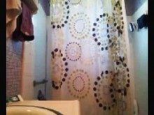 Morena adolescente en el baño y en la ducha (18+)