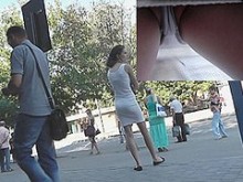 Chica al azar upskirt (falsa) en la calle