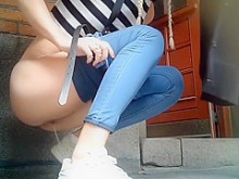 Chicas orinando afuera 17