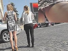 Rubio con enagua de traje blanco y oscuro