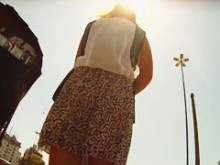 El viento levanta la falda con una nena de culo sexy en la calle